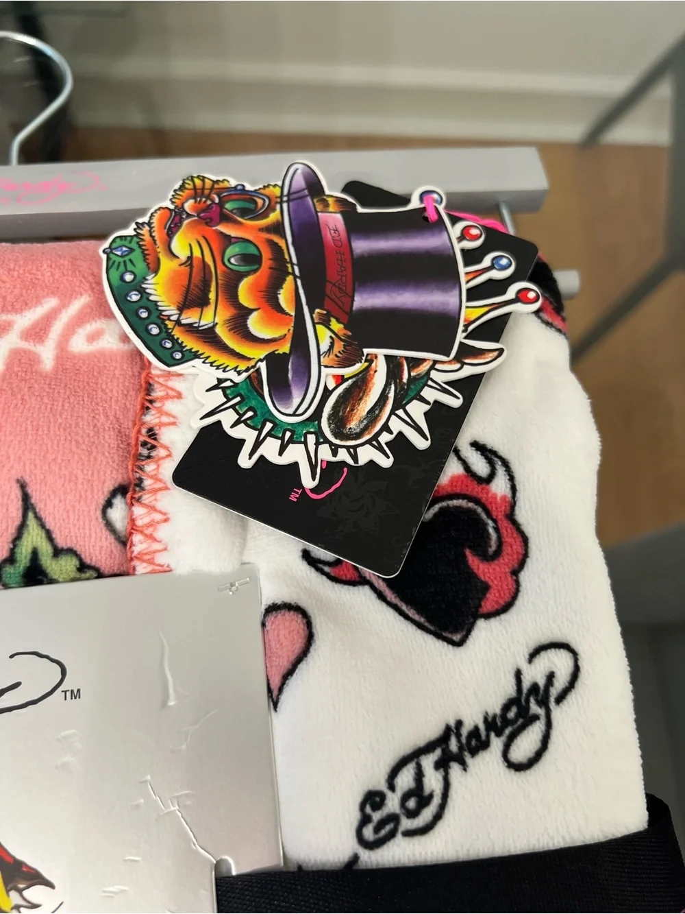 Ed Hardy Cozy Printed tattoo Plush Pet Throw - Pink/White
